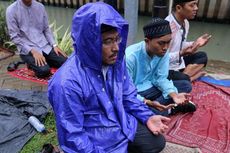 Gerimis Tak Ganggu Khusuknya Peserta Doa Bersama di Monas