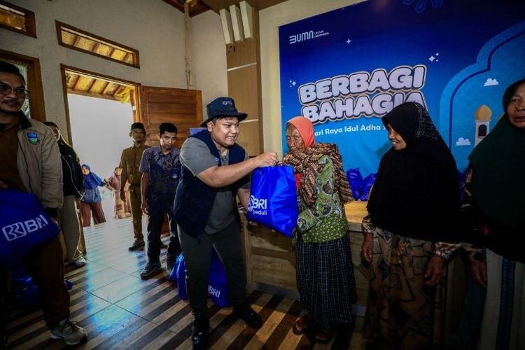 Warga lansia menerima paket bantuan sembako dari perwakilan BRI Peduli dalam program "Berbagi Bahagia Idul Adha 2025" di Desa BRILiaN Sukalaksana, Garut. Bantuan ini menjadi bagian dari komitmen BRI dalam mendukung kesejahteraan masyarakat desa binaan.