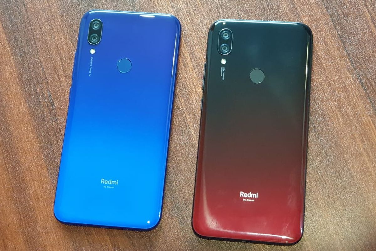 Dua varian warna Redmi 7, Comet Blue perpaduan warna biru tia dan muda serta Lunar Red, kombinasi warna hitam dan merah. Selain dua warna ini, ada satu varian lagi yang tersedia yakni Eclipse Black dengan warna hitam klasik.