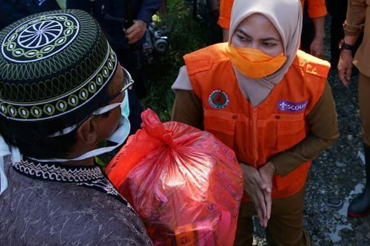 Bupati Indah Putri Indriani bantu korban terdampak banjir di 3 kecamatan
