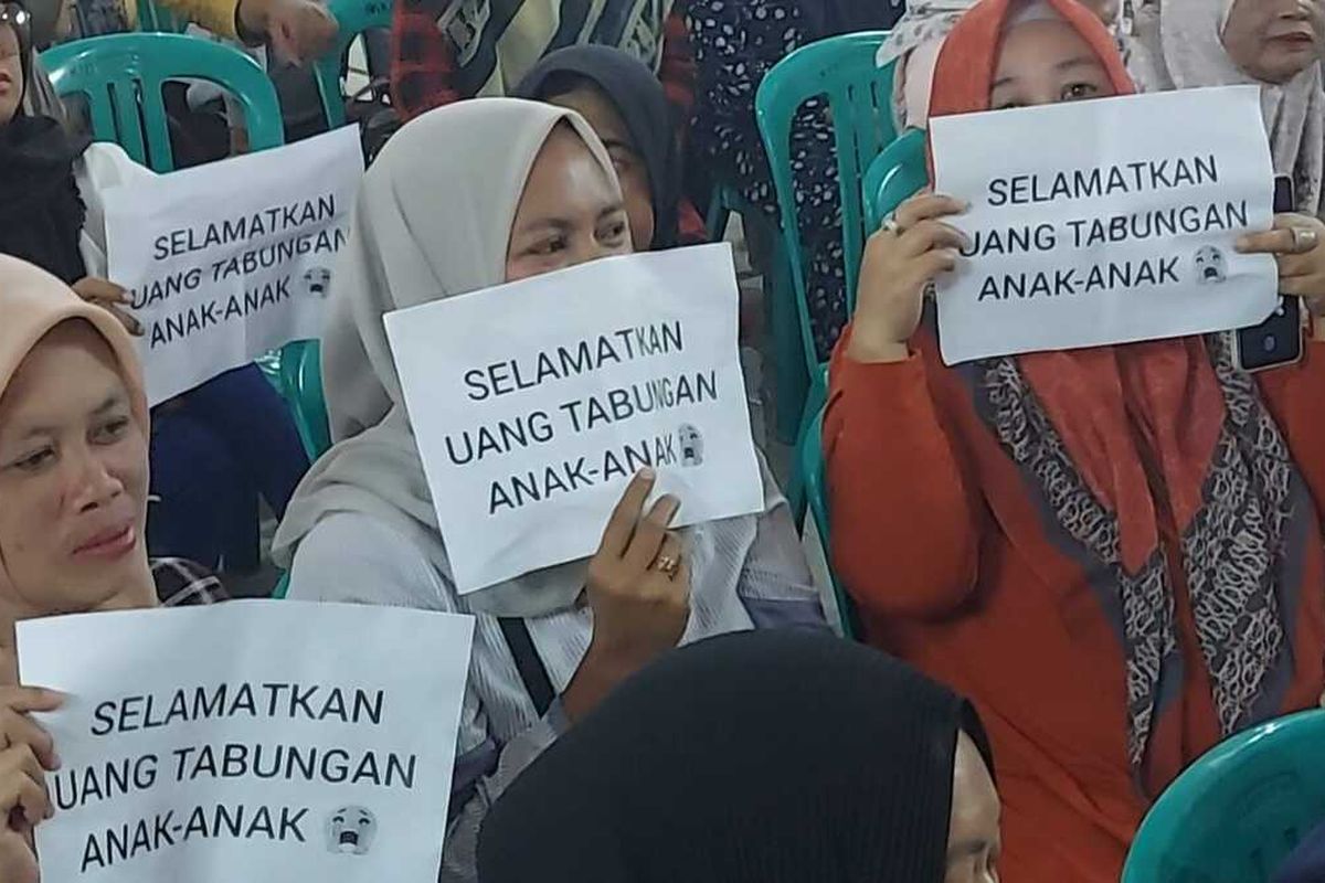 Ratusan ibu-ibu orangtua siswa SD di Tasikmalaya berunjukrasa menagih uang tabungan siswa Rp 800 juta ke esk Kepala Sekolahnya di Kantor Desa Pakemitan, Ciawi, Kabupaten Tasikmalaya, Jawa Barat, Sabtu (22/7/2023).