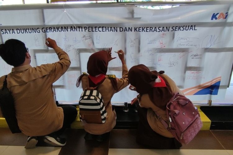 Sejumlah Pramuka Kota Cirebon membubuhkan tanda tangan yang disediakan PT KAI DAOP 3 Cirebon, di Stasiun Kejaksan, Rabu (29/6/2022). Mereka bersama-sama mengampanyekan pesan anti kekerasan dan pelecehan seksual.