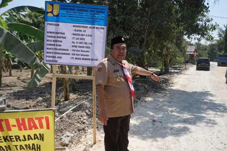 Bupati Blora, Arief Rohman meninjau pembangunan ruas jalan Wulung - Klatak pada Senin (14/8/2023)