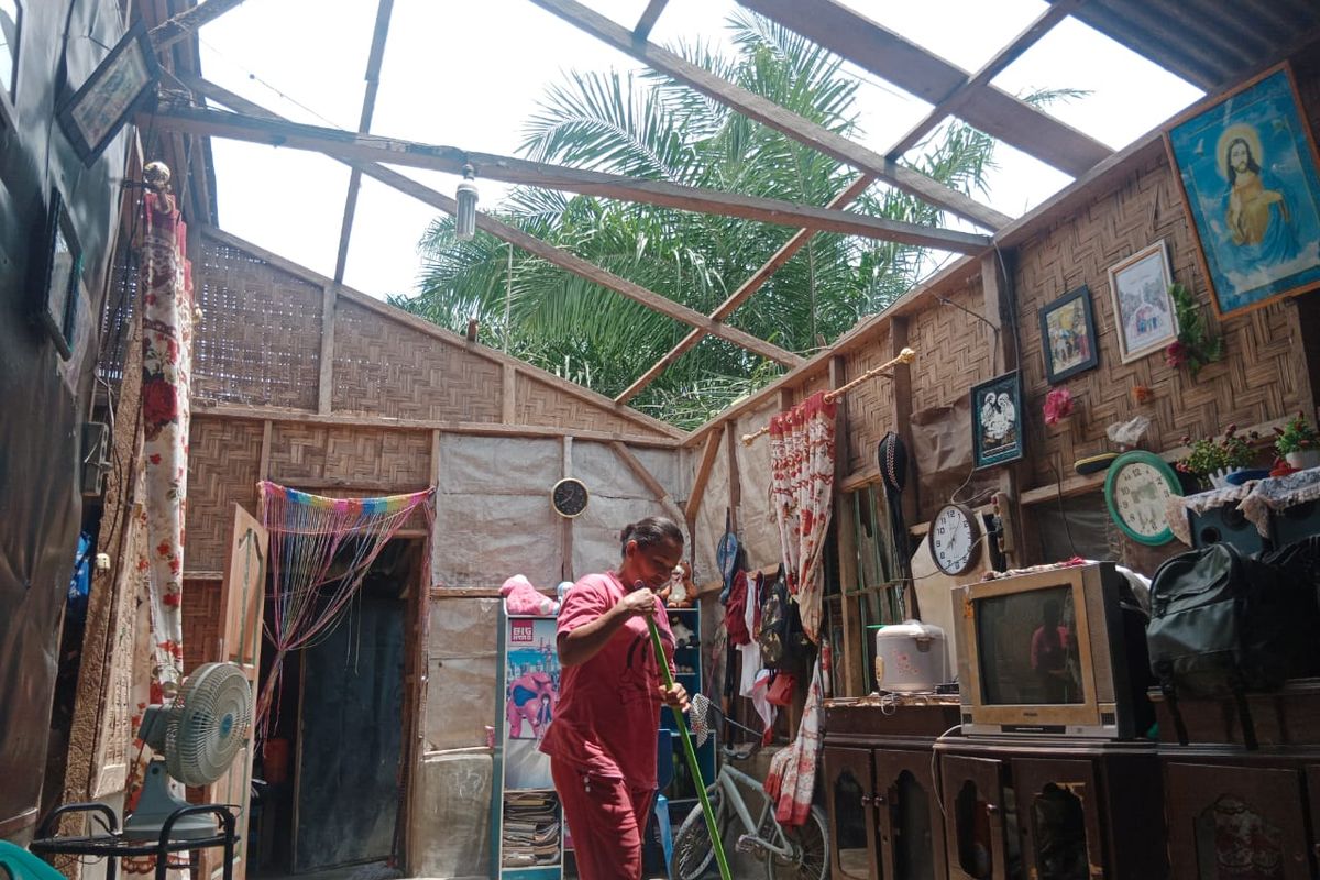 Penampakan rumah warga yang terdampak angin puting beliung di Kecamatan Pantai Cermin, Sergai, Senin (21/4/2025)