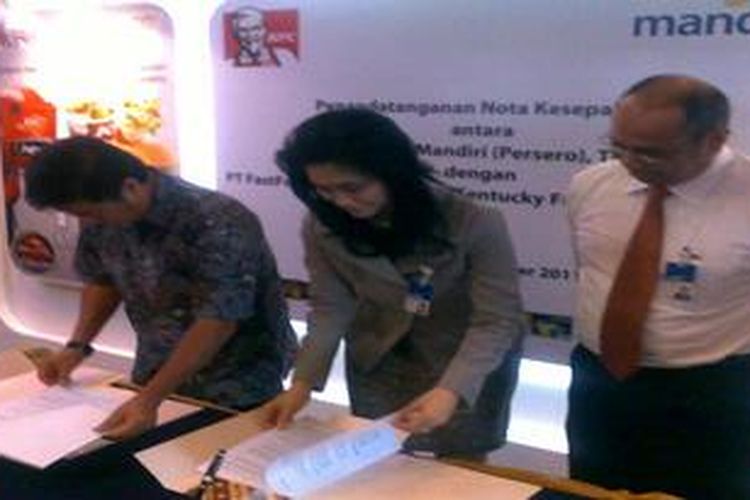PT Bank Mandiri (Persero) Tbk bekerja sama dengan PT Fastfood Indonesia (KFC), dalam pembayaran KFC Pesan Antar. Penandatanganan kerjasama ini dilakukan oleh Senior Vice President Consumer Card Bank Mandiri, Handayani, dengan Gandhy Lie General Manager Business Development PT Fastfood Indonesia, di KFC Kemang, Selasa (6/12/2011).
