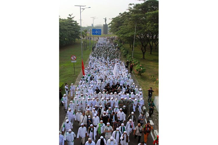 Massa dari berbagai daerah berjalan menuju Terminal 3 Bandara Soekarno Hatta, Tangerang, Banten, Selasa (10/11/2020). Kehadirannya untuk menjemput kedatangan pemimpin organisasi masyarakat (ormas) Front Pembela Islam (FPI) Rizieq Shihab