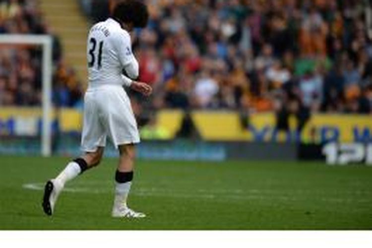 Pemain Manchester United Marouane Fellaini meninggalkan lapangan setelah diganjar kartu merah pada laga terakhir Premier League melawan Hull City, Minggu (24/5/2015).