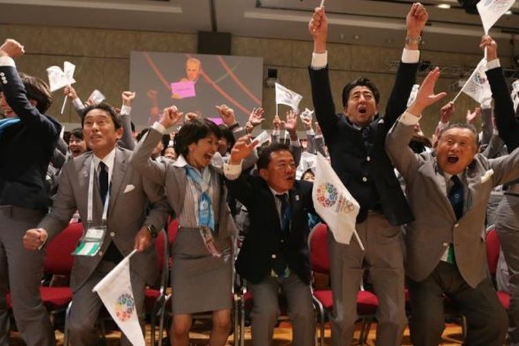 Anggota delegasi Tokyo 2020 berteriak setelah Presiden IOC, Jazques Rogge mengumumkan Tokyo sebagai pemenang untuk menjadi tuan rumah Olimpiade Musim Panas 2020, di Buenos Aires, Argentina, Sabtu (7/9/2013).