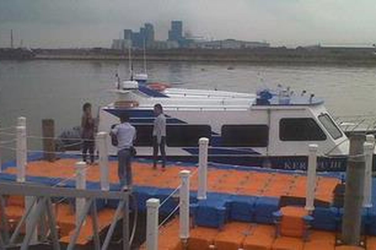 Dua kapal motor jenis Karapu yang disediakan Pemprov DKI Jakarta sebagai moda transportasi laut bagi warga Rusun Marunda, Cilincing, Jakarta Utara, Kamis (14/2/2013). Waterway ini akan melayani rute Marunda-Muara Baru, Jakarta Utara. 