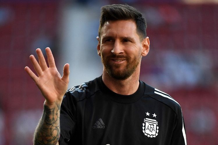 Lionel Messi melambaikan tangan jelang laga ekshibisi antara Argentina vs Estonia di Stadion El Sadar, Pamplona, Spanyol, 5 Juni 2022.