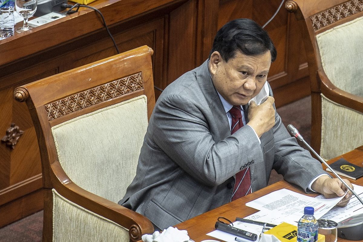 Menteri Pertahanan Prabowo Subianto menyampaikan paparannya saat rapat kerja dengan Komisi I DPR di Kompleks Parlemen, Senayan, Jakarta, Kamis (27/1/2022). Dalam rapat kerja tersebut Menteri Pertahanan Prabowo menyampaikan bahwa perjanjian penyesuaian ruang udara flight information region (FIR) antara Indonesia dengan Singapura tidak merugikan namun munguntungkan negara. ANTARA FOTO/Muhammad Adimaja/wsj.

