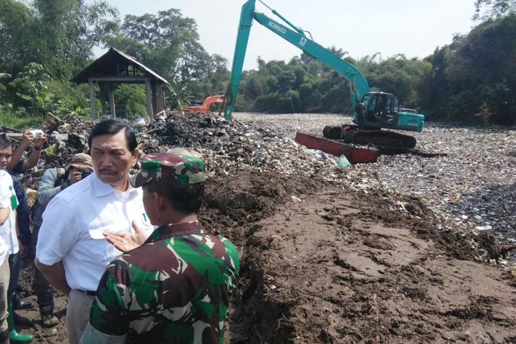 Menkomaritim Luhut Binsar Pandjaitan saat meninjau kondisi oxbow Cicukang, Kecamatan Margaasih, Kabupaten Bandung, Rabu (5/12/2018).