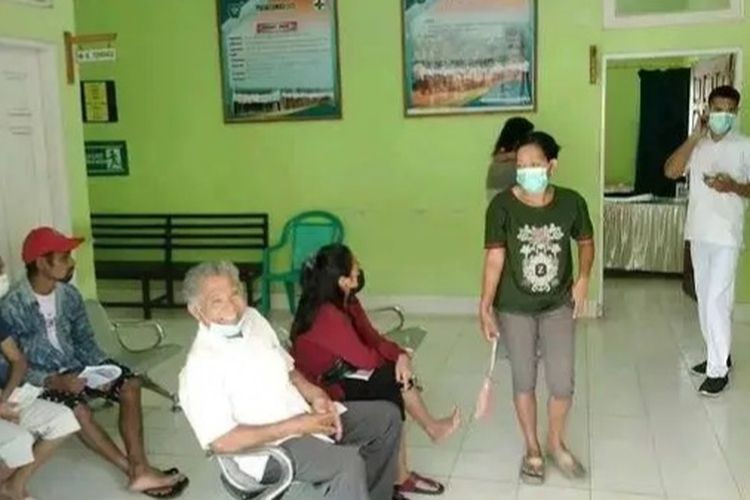 Foto: Para pasien yang sedang menunggu pelayanan di Puskesmas Lite, Kecamatan Adonara Tengah, Kabupaten Flores Timur, Senin (11/7/2022).