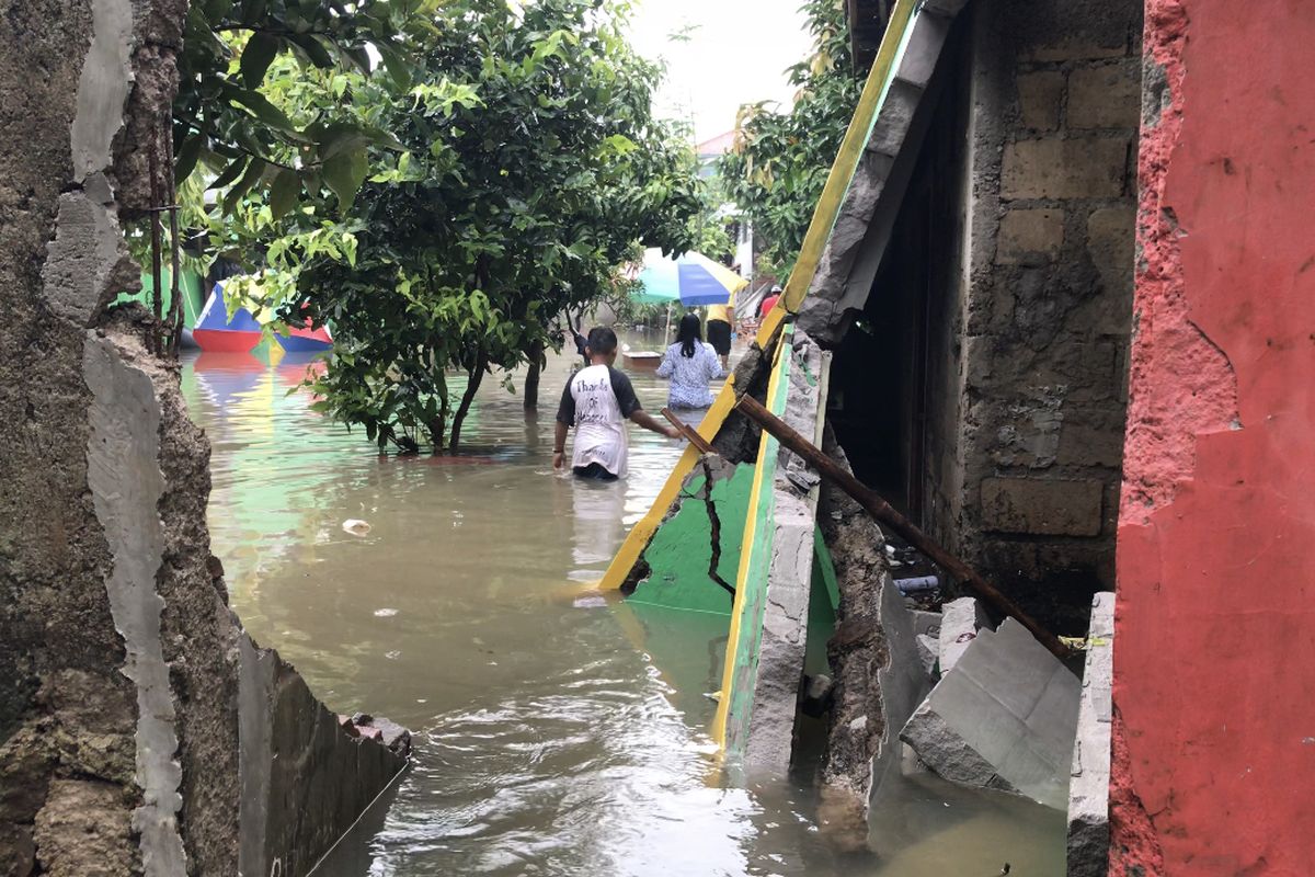 Tembok Madrasah Islam Negeri (MIN) 6, Jagakarsa, Jakarta Selatan roboh akibat luapan PHB Kali Lenggong pada Sabtu (20/2/2021) dini hari.