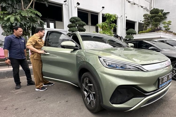 Salah satu mobil listrik yang disewa Pemkot Surabaya, Rabu (18/12/2024).