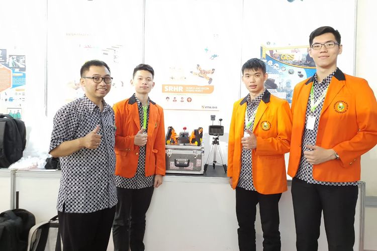Tiga mahasiswa Universitas Atma Jaya Yosua Kurniawan, Ferdinand Edlim, dan Febrian Andika telah mengembangkan robot pendeteksi gempa sejak awal tahun 2018.