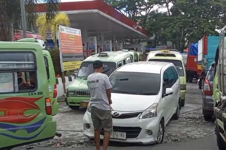 Sulit BBM, Antrean Panjang Mengular di SPBU Ambon, Pertamina Bersuara