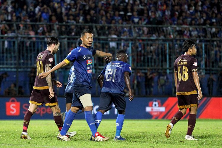 Kapten Arema FC, Hamka Hamzah pada Pekan 22 Liga 1 2019 yang berakhir dengan skor 2-0 di Stadion Kanjuruhan Kabupaten Malang, Jawa Timur, Rabu (02/10/2019) malam.