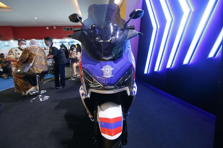 United TX3000 dibalut livery ala motor polisi dipajang di Indonesia International Motor Show (IIMS) 2023 di JIExpo, Kemayoran, Jakarta Pusat, Minggu (19/2/2023).