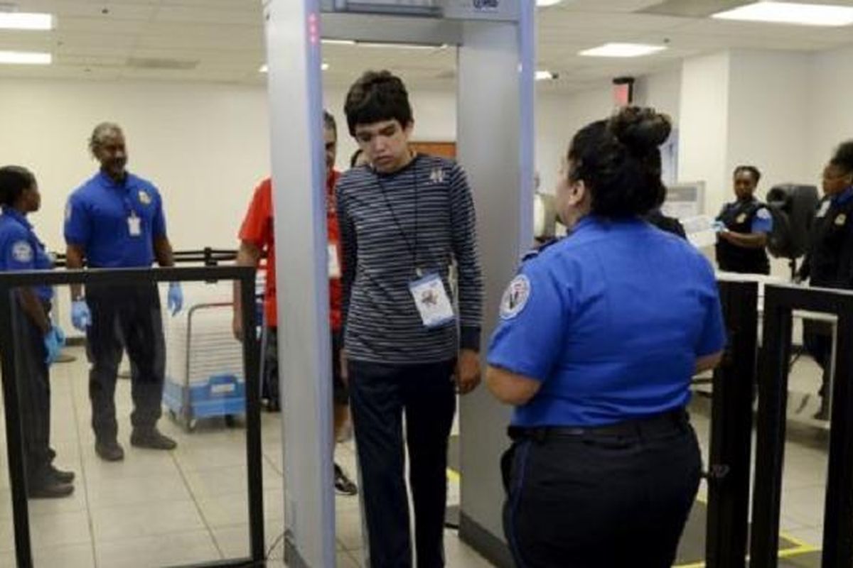 Pemeriksaan penumpang American Airlines dengan detektor logam di Bandara Los Angeles, California.