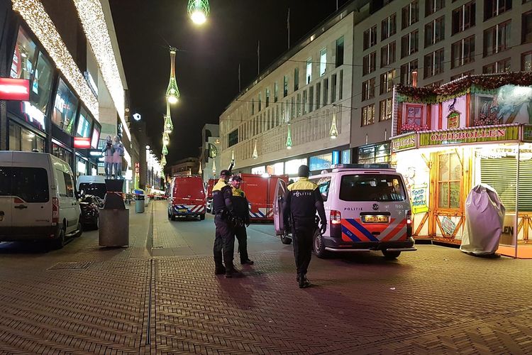 Polisi berjaga di Grote Marktstraat, salah satu kawasan perbelanjaan di Den Haag, Belanda, setelah tiga anak kecil terluka akibat ditusuk. Polisi menyatakan mereka masih memburu pelaku dalam insiden yang terjadi pada Jumat (29/11/2019).