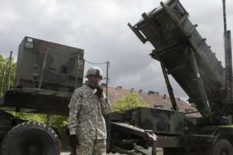 Seorang tentara Amerika Serikat berada di dekat sistem perisai rudal 'Patriot' di Morag, Polandia (Ilustrasi).
