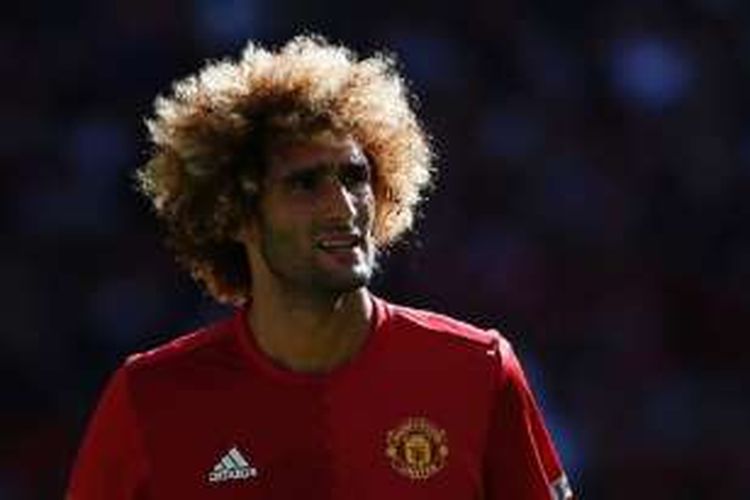 Aksi gelandang Man United, Marouane Fellaini, dalam laga Community Shield kontra Leicester City, Minggu (7/8/2016). Pada pertandingan itu, Man United meraih kemenangan dengan skor 2-1.