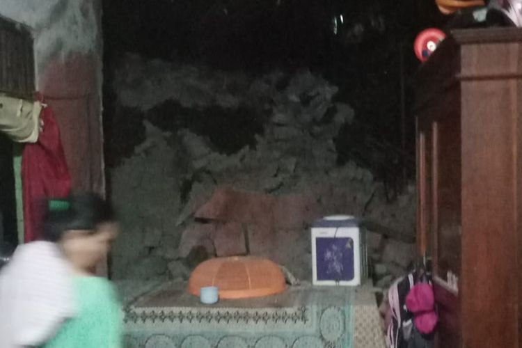 Rumah di Kampung Citatah RT 04 RW 10, Desa Citatah, Kecamatan Cipatat, Kabupaten Bandung Barat (KBB), Jawa Barat, rusak terdampak gempa Garut, Sabtu (27/4/2024) malam.