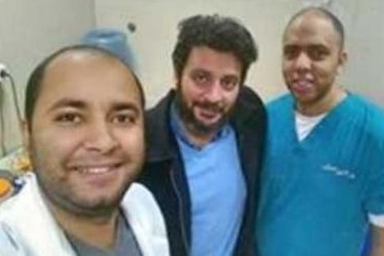 Dr Mohamed Yahya Ismail (tengah) mengenakan pakaian kasual saat hadir dalam rapat yang membuatnya dipecat dari jabatannya sebagai direktur rumah sakit.