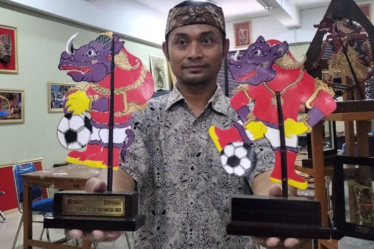 Perajin wayang kulit Sanggar Wayang Gogon Kota Solo, Margono (44), terlanjur menyiapkan sovenir khas Piala Dunia U-20 yang batal digelar di Indonesia.