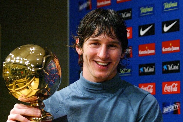 Lionel Messi meraih Golden Boy Award 2005 saat masih berseragam Barcelona.