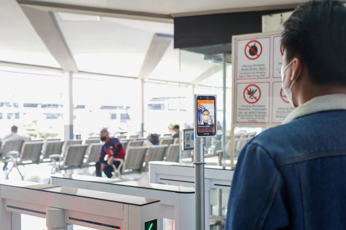 KAI bakal menyediakan fasilitas Face Recognition Boarding Gate di seluruh stasiun KA jarak jauh pada 2023.