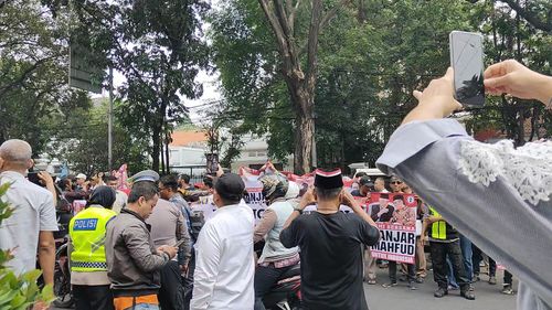 Spanduk "Ganjar-Mahfud Menang 1 Putaran" Warnai Pengumuman Cawapres di DPP PDI-P