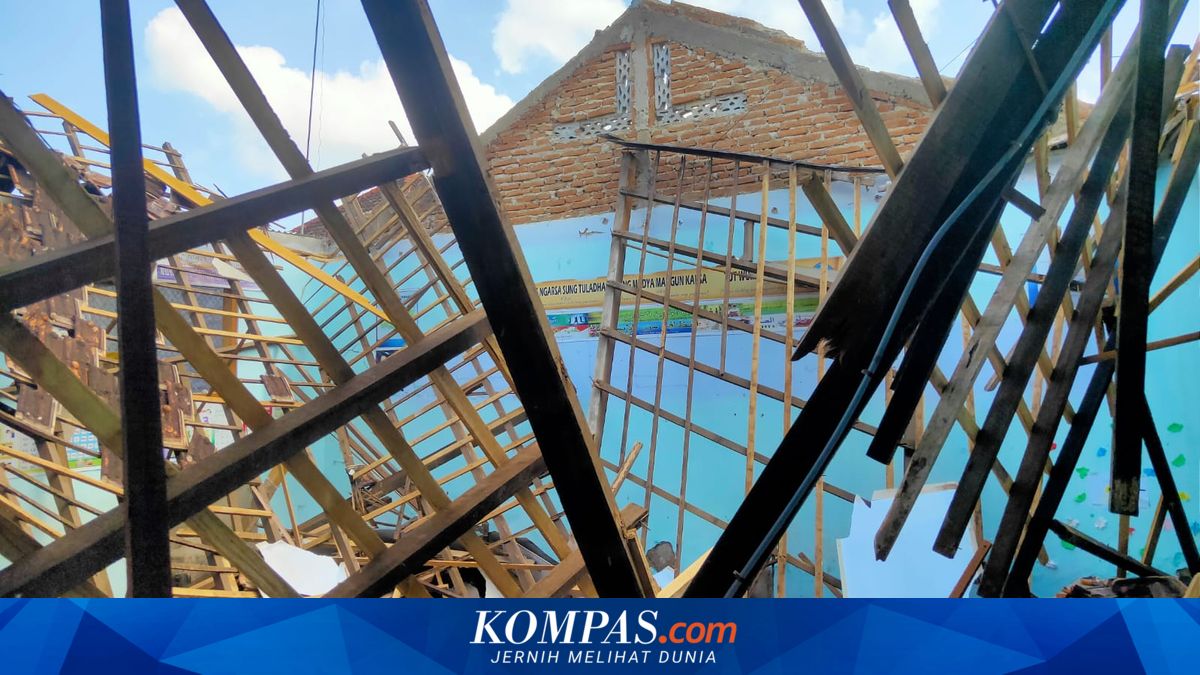 Bangunan SDN Mencon Pati Runtuh, Siswa Mengungsi untuk Belajar ~TR  

Klik untuk baca: