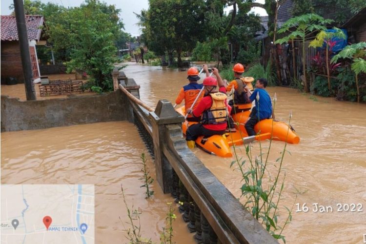 Banjir akibat luapan sungai merendam ratusan rumah di Desa Clering, Kecamatan Donorejo, Kabupaten Jepara, Jawa Tengah, Minggu (16/1/2022).