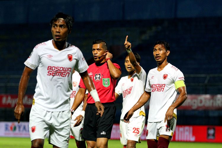 Wasit Abdullah memimpin PSIS Semarang melawan PSM Makassar pada laga pertama babak 8 besar Piala Menpora 2021 yang berakhir adu penalti dengan skor 2-4 di Stadion Kanjuruhan Kabupaten Malang, Jawa Timur, Jumat (09/04/2021) malam.