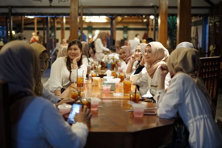 Ilustrasi sekelompok perempuan yang melakukan bukber atau buka puasa bersama.