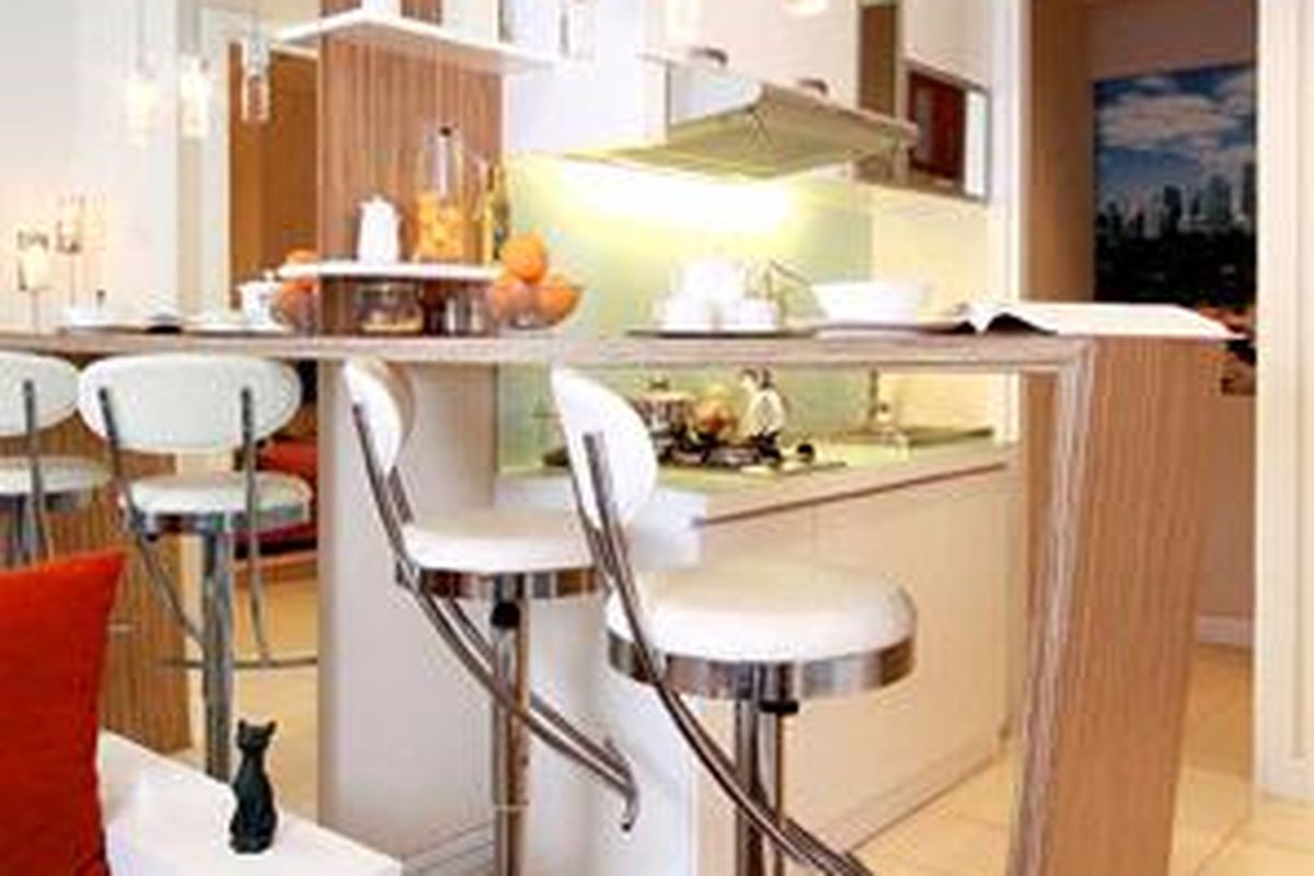 Ruang makan tak harus menggunakan meja makan. Sebagai penggantinya dapat dipakai meja bar. Bentuknya ramping dan tak memakan ruangan.