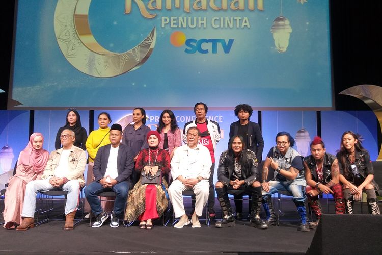 Para pemain sinetron Para Pencari Tuhan (PPT) Jilid 16 yang siap menyapa pemirsa SCTV di bulan Ramadhan mulai 23 Maret 2023, saat konferensi pers di SCTV Tower, Jakarta Pusat, Kamis (2/3/2023).