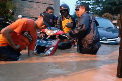Jatinangor Sumedang Diterjang Banjir 1 Meter Lebih, Warga Panik
