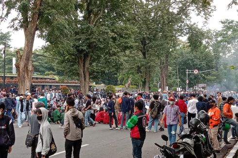Mahasiswa di Bandung Demo di Depan Gedung Sate dan DPRD Jabar