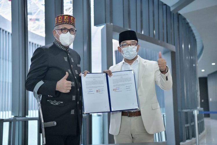 Gubernur Jawa Barat Ridwan Kamil menandatangani nota kesepakatan dengan Pemerintah Provinsi Aceh di Museum Tsunami Aceh, Kota Banda Aceh, Minggu (26/12/2021).