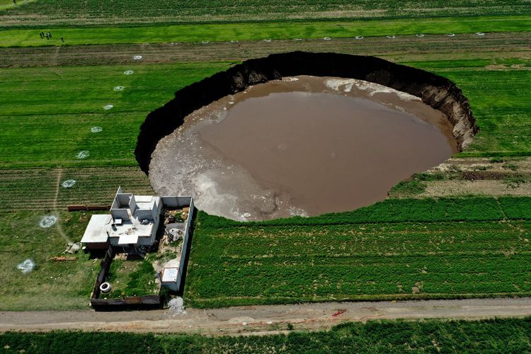 Penampakan dari atas, lubang yang ditemukan oleh petani di ladang tanaman di Santa Maria Zacatepec, negara bagian Puebla, Meksiko, pada 01 Juni 2021. 