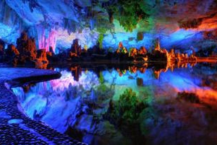 Gua Reed Flute di Guilin, Tiongkok, merupakan gua bawah tanah dengan danau jernih seperti cermin