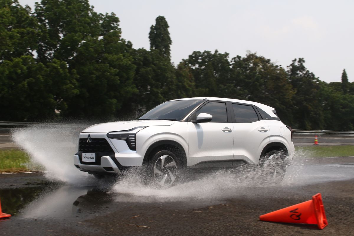 Test drive Mitsubishi XForce di trek basah pada Bridgestone Proving Ground