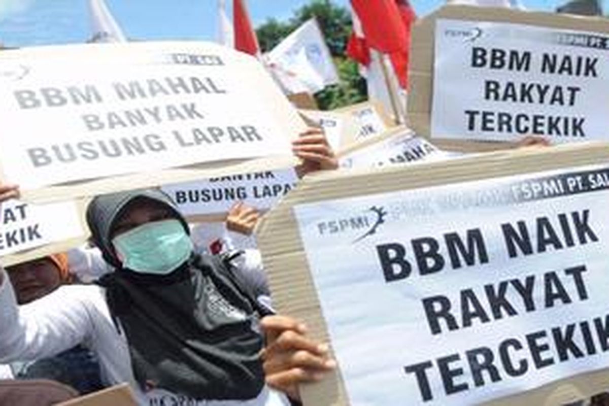 Buruh yang  tergabung dalam Federasi Serikat Pekerja Metal Indonesia (FSPMI)  berunjuk rasa di depan Gedung Grahadi, Surabaya, Rabu (21/3/2012). Selain menuntut penghapusan sistem kontrak, mereka menolak keras kenaikkan bahan bakar minyak (BBM) yang akan dilakukan pemerintah pada 1 April 2012, karena hanya akan memperburuk nasib mereka.