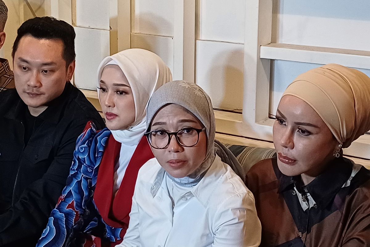 Mellisa Anggraini (kedua dari kanan), kuasa hukum finalis Miss Universe Indonesia yang diduga menjadi korban pelecehan saat jumpa pers di kawasan Kebayoran Baru, Jakarta Selatan, Senin (7/8/2023)