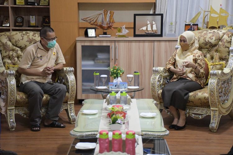 Bupati Luwu Utara Indah Putri Indriani (IDP) saat menyambut kedatangan tim verifikasi kabupaten ODF dalam rangka memastikan kategori Luwu Utara sebagai kabupaten bebas ODF atau bebas BAB sembarangan di ruang kerjanya, Senin (7/6/2021).
