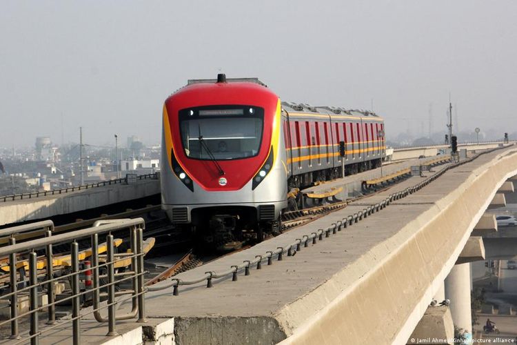 Di bawah BRI, China meminjamkan dana kepada Pakistan untuk membangun metro Jalur Oranye baru untuk Lahore.