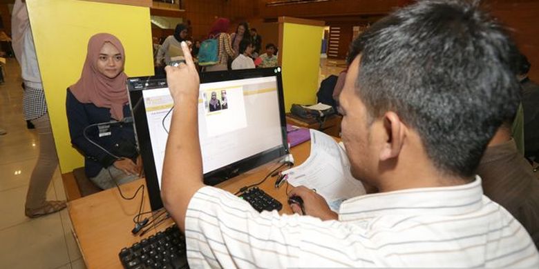 Suasana pemotretan calon mahasiswa baru Unpad jalur SNMPTN 2019 untuk mendapatkan Kartu Tanda Mahasiswa.